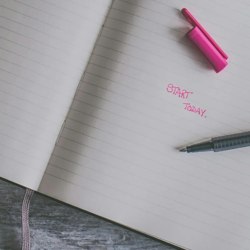 Carnet ouvert sur lequel est écrit « start today »